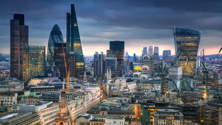 Inversiones aseguradoras inmobiliarias de Aviva en la City de Londres con desarrollo corporativo en 130 Fenchurch Street.