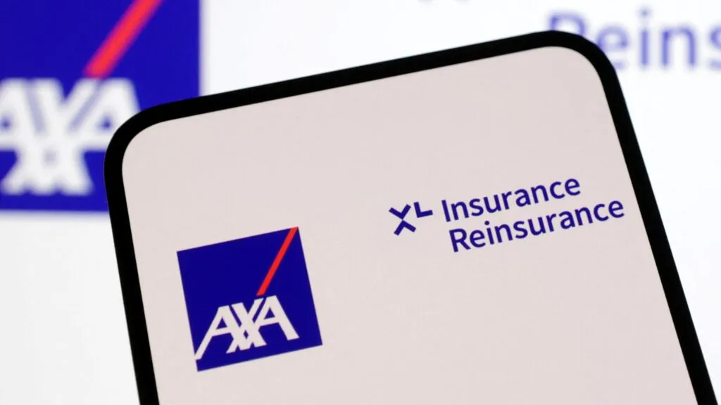 Ejecutivos de AXA XL Reinsurance analizan estrategias globales de reaseguro en un entorno corporativo moderno