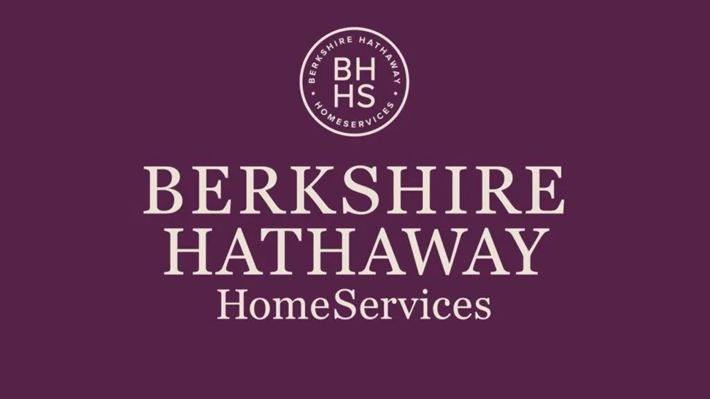 Warren Buffett y la sede de Berkshire Hathaway durante el relevo directivo