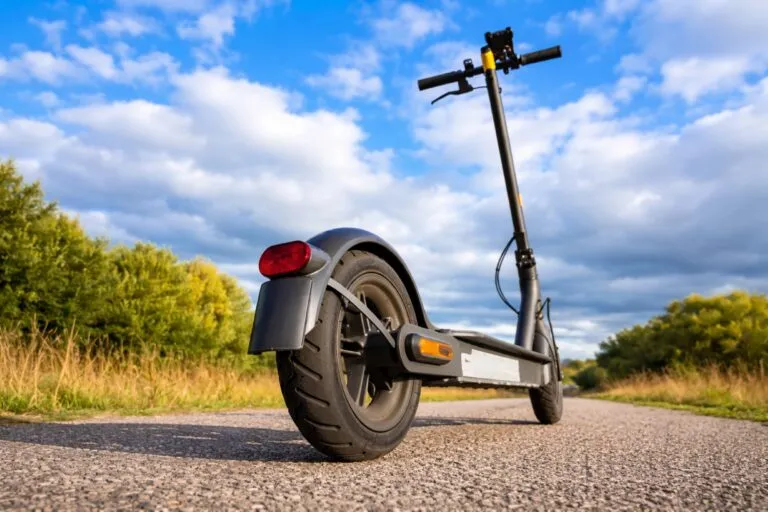 Patinete eléctrico detenido en una vía rural sin distintivos visibles de seguro obligatorio en A Coruña