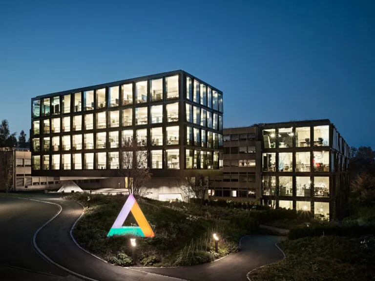 Fusión Helvetia Caser España tras la autorización regulatoria para consolidar operaciones aseguradoras.