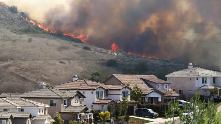 Viviendas dañadas por incendios y retrasos en seguros de vivienda en California