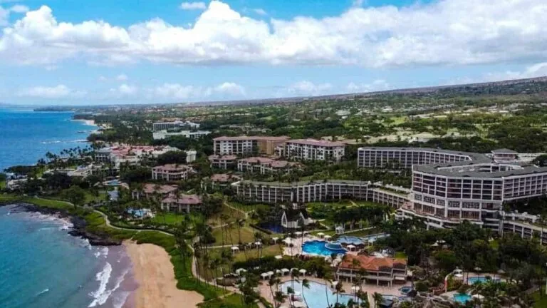 Vista de complejos habitacionales y zonas turísticas en Maui afectadas por cambios regulatorios