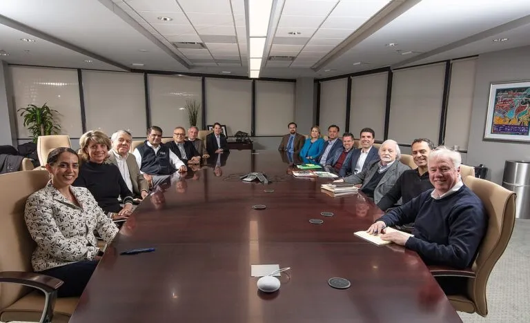 Movimientos ejecutivos seguros en aseguradoras internacionales que fortalecen liderazgo y gestión estratégica del mercado global.