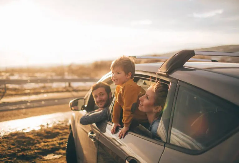 Conductor analiza preguntas clave para elegir un seguro de auto adecuado según uso, cobertura y obligaciones legales