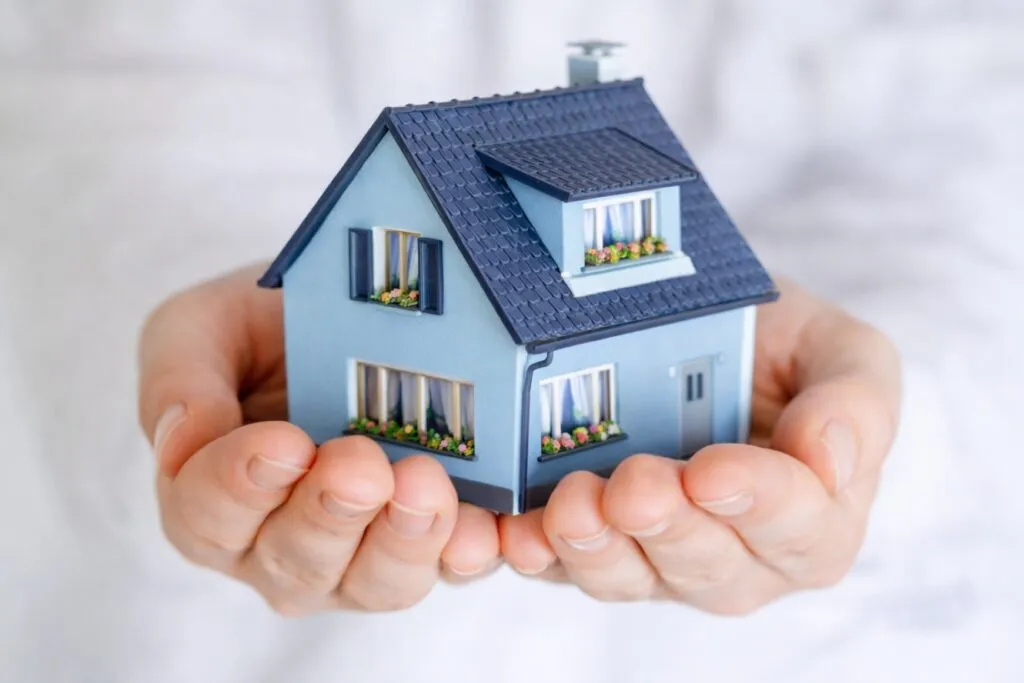 Imagen de vivienda mexicana asegurada contra lluvias, inundaciones y sismos, representando protección frente a desastres naturales