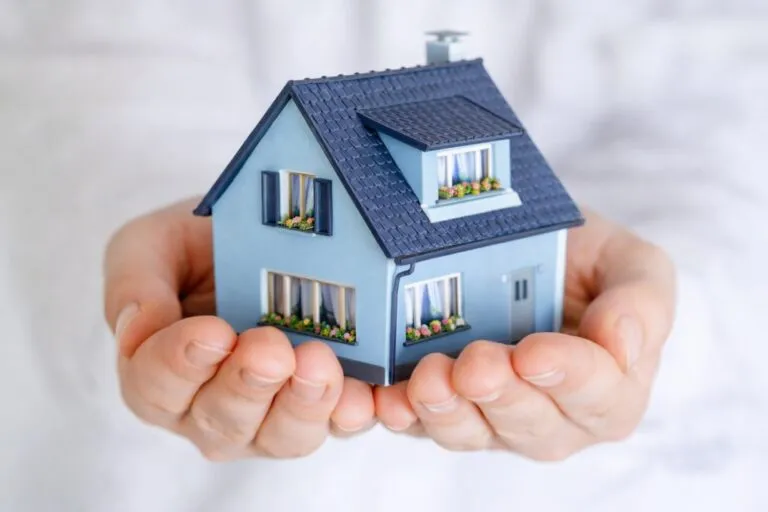 Imagen de vivienda mexicana asegurada contra lluvias, inundaciones y sismos, representando protección frente a desastres naturales