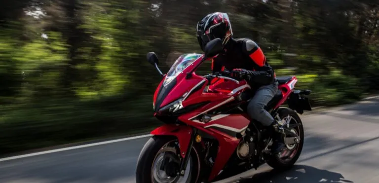 Seguro de motocicletas aplicado a la protección del conductor frente a accidentes, robos y responsabilidad civil en Estados Unidos