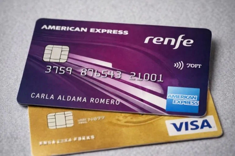 Tarjetas de crédito con logos de Renfe, American Express y Visa vinculadas al seguro obligatorio