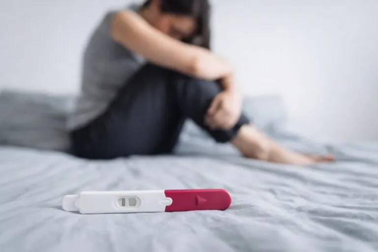 California obliga a seguros de infertilidad a cubrir diagnóstico, tratamientos y FIV desde enero 2026 en planes de grandes empresas