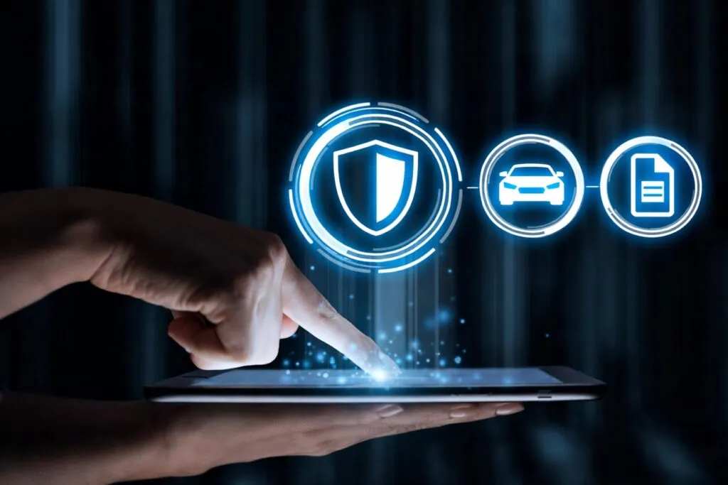 Mano usando tablet con íconos de seguros digitales, representando acceso desde dispositivos móviles