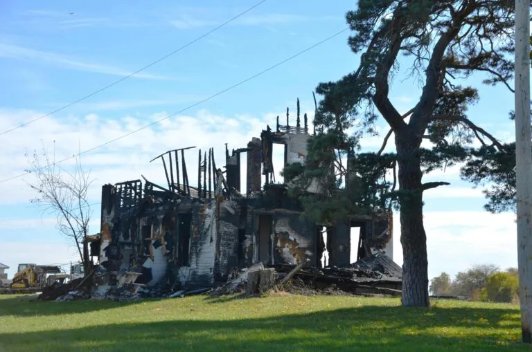 Vivienda afectada por incendio en Chile mientras se revisa documentación de seguro contra incendios