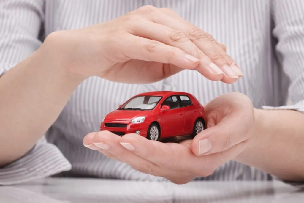 Fachadas institucionales de México y la Unión Europea con gráficas financieras del sector asegurador mexicano bajo Solvencia II