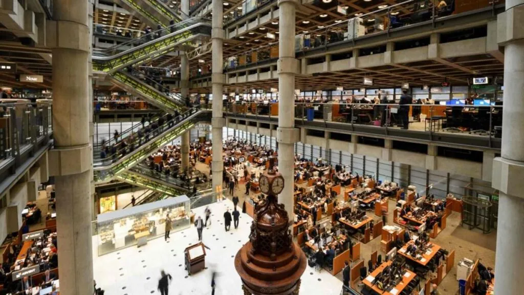 Oficina corporativa en Reino Unido con analistas revisando pólizas ante ajustes en el mercado asegurador británico en 2026