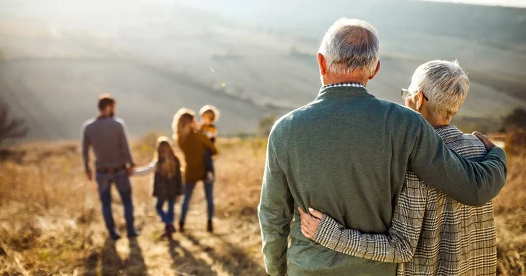 Beneficiario de seguro recibiendo respaldo financiero mediante una póliza de vida con designación clara y actualizada