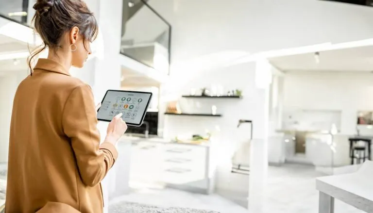 Hogar inteligente con sensores y panel digital representando el modelo predict and prevent en seguros en Estados Unidos en 2026