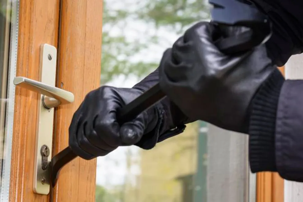 Representación visual de asegurar su hogar contra robos mediante una póliza de seguro de vivienda que cubre bienes personales y daños estructurales.