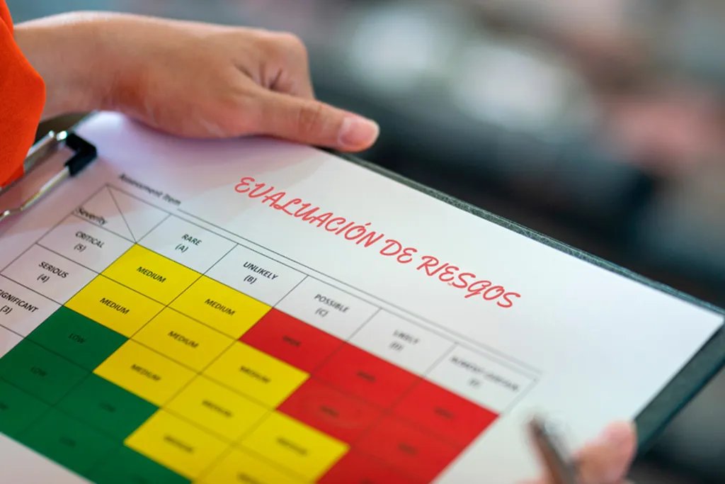 Análisis del historial de pérdidas para evaluar riesgo y primas en seguros de hogar y automóvil en Estados Unidos