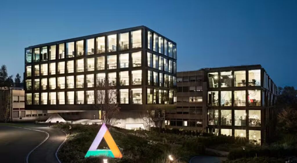 Helvetia Baloise avanza en una reestructuración operativa y laboral tras la fusión de aseguradoras en Europa.