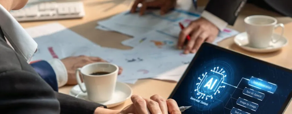 Reunión ejecutiva en empresa de seguros en Estados Unidos discutiendo IA en seguros y riesgos legales en 2026