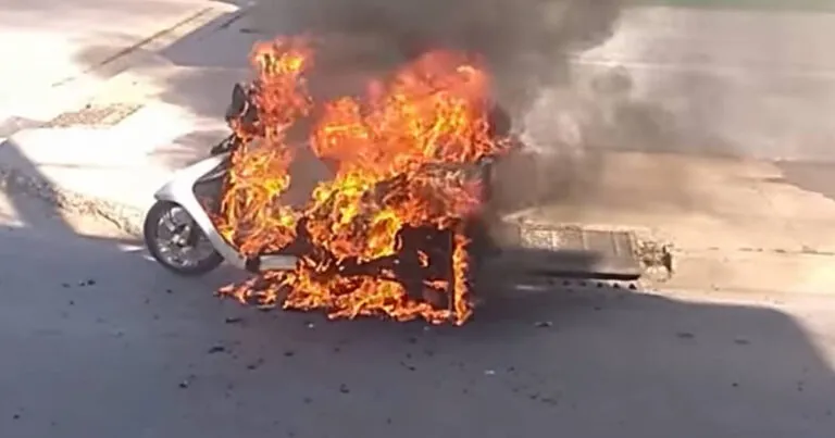 Escena urbana con scooter eléctrico afectado por incendio de batería que ilustra el riesgo e-mobility y su impacto en seguros