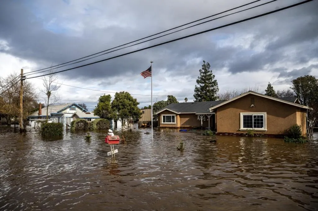 Zona residencial interior de Estados Unidos afectada por inundaciones rápidas récord en 2025 con viviendas parcialmente anegadas