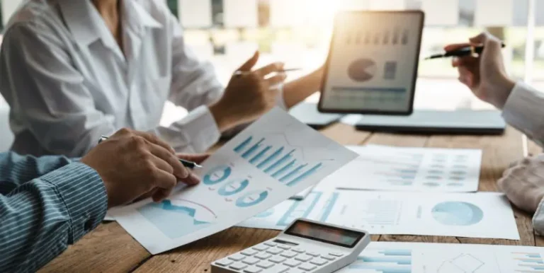 Ejecutivos financieros analizando gráficos de inversión estratégica aseguradora en Estados Unidos con enfoque en activos privados