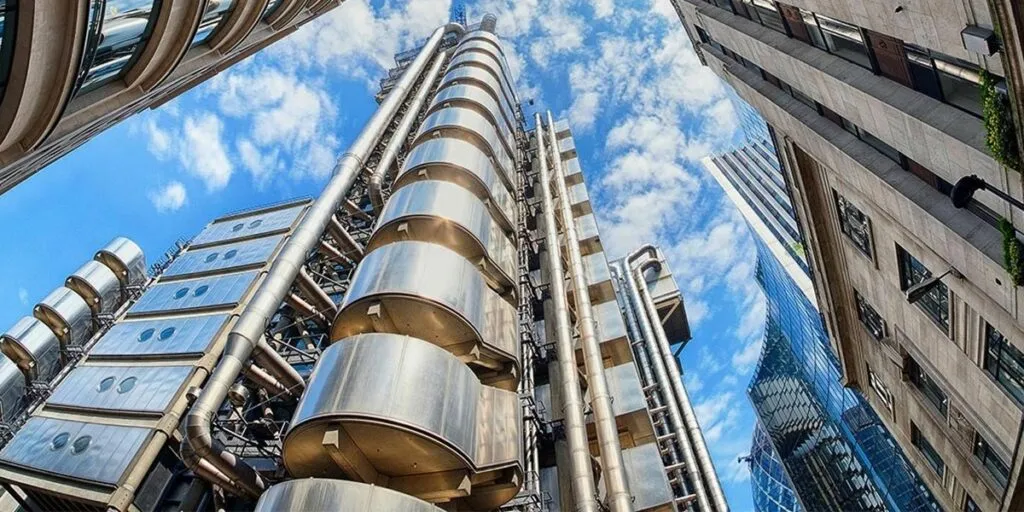 Ejecutivo financiero en Londres representando liderazgo financiero asegurador en Lloyd’s y estrategia global de capital