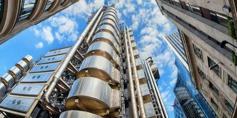 Ejecutivo financiero en Londres representando liderazgo financiero asegurador en Lloyd’s y estrategia global de capital