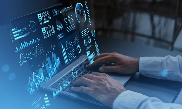 Panel financiero con gráficos que representan el mercado P&C en EE. UU. y su combined ratio en un entorno competitivo