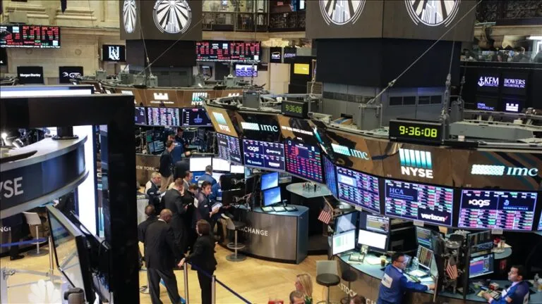 Gráficos financieros que representan el desempeño del mercado P&C en EE. UU. con enfoque en combined ratio y crecimiento de primas