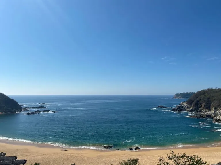 boyados seguros playa en Oaxaca destacando señalización marítima y salvaguarda de visitantes