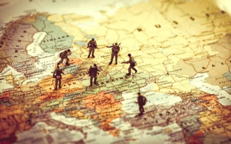 Mapa mundial con indicadores de riesgos geopolíticos y gráficos económicos que reflejan el informe global de 2026