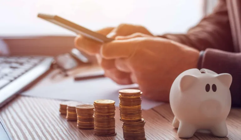 Concepto de seguridad financiera y seguros apoyando a víctimas de violencia doméstica para reconstruir estabilidad económica duradera