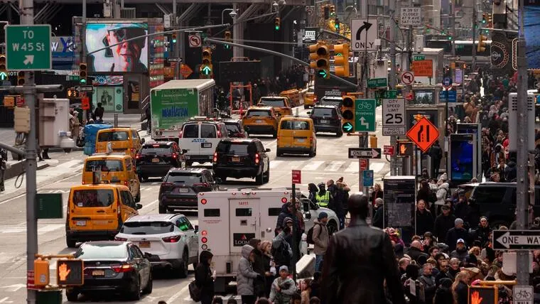 Mapa de Nueva York con automóvil y gráficos que ilustran el alto costo del seguro de auto en 2024