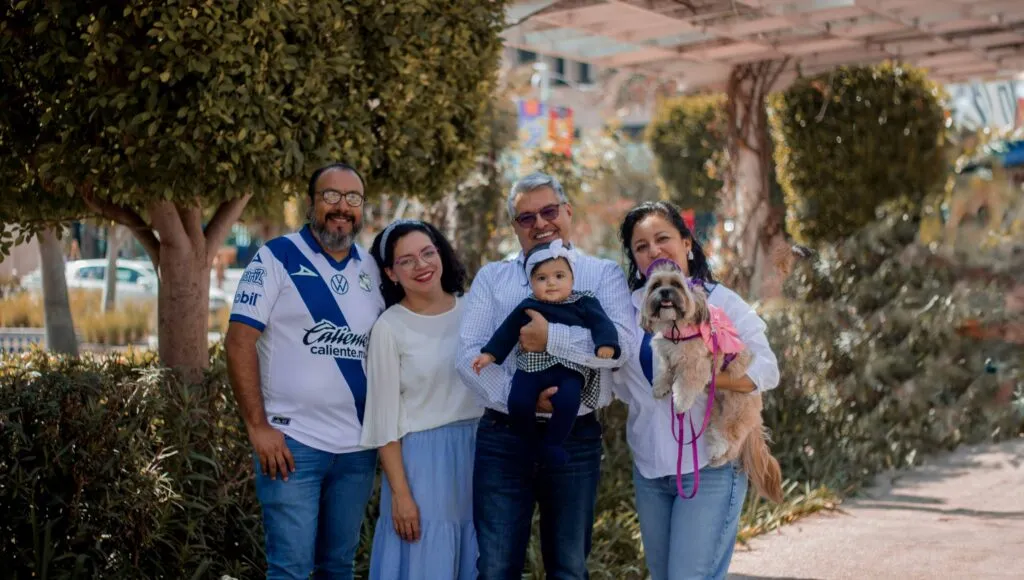 Ilustración editorial sobre protección financiera y seguros indispensables en México para fortalecer patrimonio y salud.