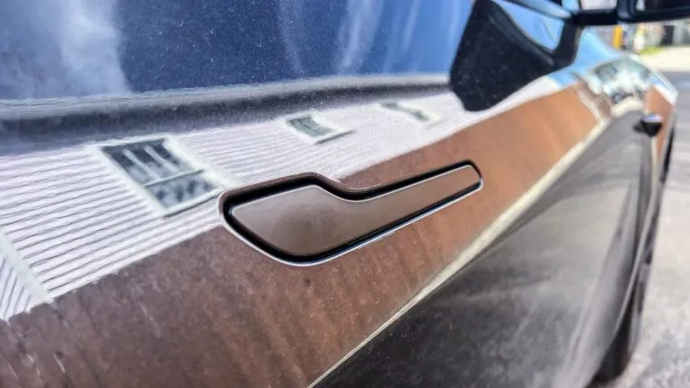 Tesla enfrenta proyecto de ley en EE.UU. por diseño de puertas eléctricas y exigencias de seguridad