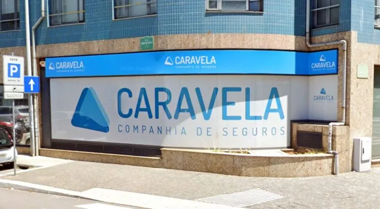 Edificio corporativo en Portugal representando la venta de Caravela Seguros y el crecimiento del mercado asegurador europeo