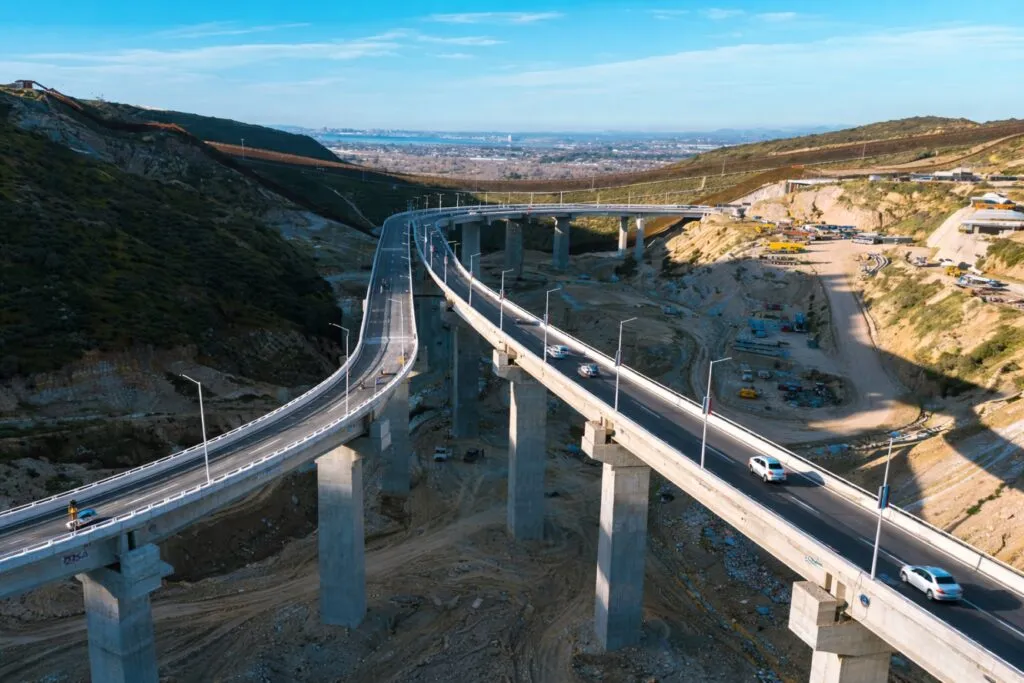 Vista panorámica del Viaducto Elevado en Tijuana vinculado al alza en seguros de autos por accidentes