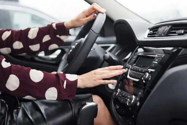 Gráfico ilustrativo sobre brecha de género en seguros patrimoniales y de autos con datos de participación femenina y masculina