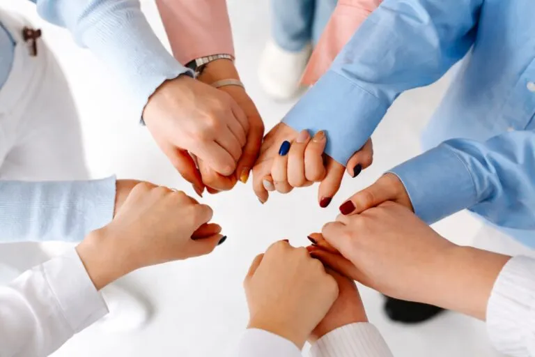 Mujeres profesionales evaluando opciones de seguros para mujeres con documentos y calculadora