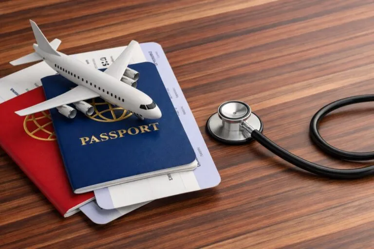 Viajeros revisando opciones de seguros de viaje ante mayor incertidumbre internacional