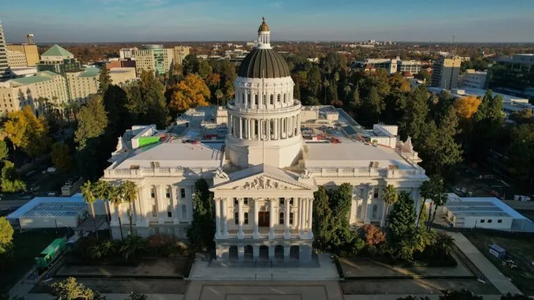 Programa Medi-Cal en California y debate legislativo sobre cobertura médica para inmigrantes