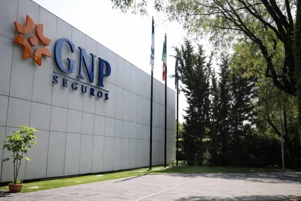 Oficinas centrales de GNP Seguros en Ciudad de México con logotipos corporativos y gráficos financieros