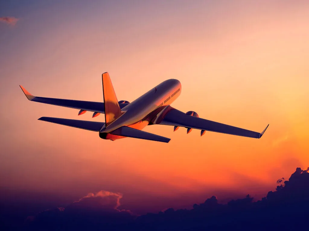 Seguro de cancelación enfrenta límites ante crisis globales dejando viajeros sin cobertura en cancelaciones masivas de vuelos internacionales