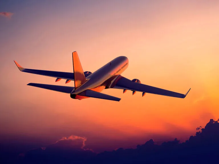 Seguro de cancelación enfrenta límites ante crisis globales dejando viajeros sin cobertura en cancelaciones masivas de vuelos internacionales