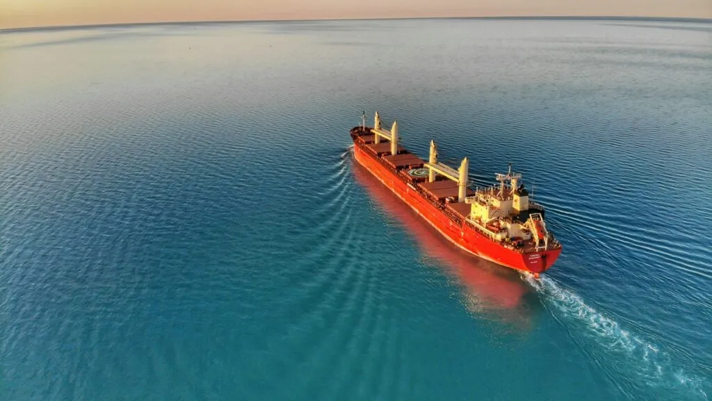 Petrolero navegando en el Estrecho de Ormuz bajo contexto de aumento del seguro marítimo por conflicto en Medio Oriente