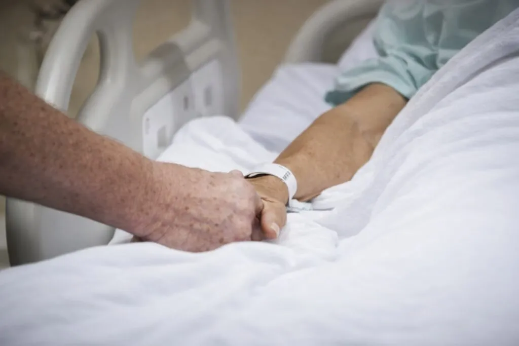 Ilustración profesional sobre seguro médico accesible para adultos mayores que reduce el gasto de bolsillo en salud.