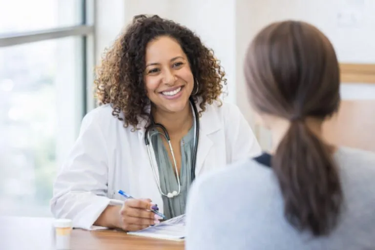Documento digital seguro para mujeres con gráfico sobre coberturas y primas retirado en fondo corporativo
