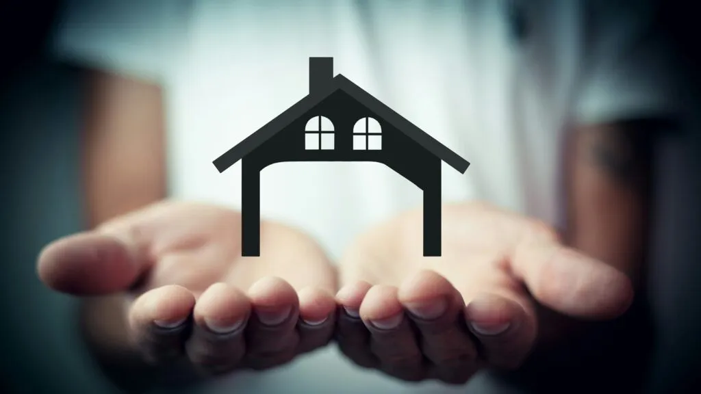 Representación de seguro de vivienda en México con una casa protegida ante incendios y siniestros